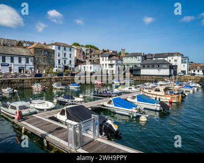 24. Mai 2023: Falmouth, Cornwall, Großbritannien – der innere Hafen mit historischen Gebäuden an der Uferpromenade von Falmouth. Stockfoto