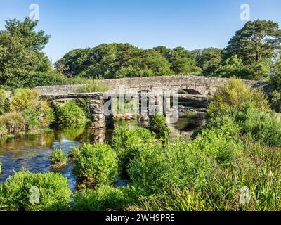 Die alte Straße und die Brücke über den East Dart River bei Postbridge, auf Dartmoor, Devon. Stockfoto