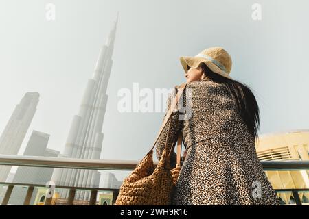 Schöne junge kaukasische Frau Touristen genießt Panoramablick von Marina Pools in der Innenstadt von Dubai. Reise Besuch dubai Konzept. Flachwinkel-Banneraufnahme Stockfoto