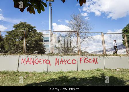 Medellin, Kolumbien. Februar 2024. Ein Graffiti, das in den Hauptquartiern der Generalstaatsanwaltschaft von Medellin gegen die stellvertretende Generalstaatsanwältin von Kolumbien, Martha Mancera, gemalt wurde, während einer Demonstration, in der der Oberste Gerichtshof Kolumbiens aufgefordert wurde, den neuen Generalstaatsanwalt in Medellin, Kolumbien, am 8. Februar 2024 zu wählen. Foto: Juan Jose Patino/Long Visual Press Credit: Long Visual Press/Alamy Live News Stockfoto