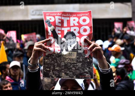 Bogota, Kolumbien. Februar 2024. Die Menschen halten Schilder mit einem Image zur Unterstützung des kolumbianischen Präsidenten Gustavo Petro während einer Demonstration, bei der der Oberste Gerichtshof Kolumbiens aufgefordert wurde, den neuen Generalstaatsanwalt in Bogota, Kolumbien, am 8. Februar 2024 zu wählen. Foto: Cristian Bayona/Long Visual Press Credit: Long Visual Press/Alamy Live News Stockfoto