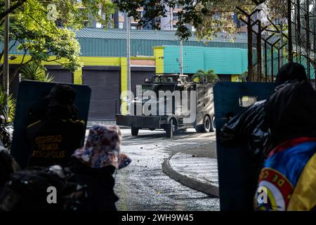 Medellin, Kolumbien. Februar 2024. Demonstranten stoßen bei einer Demonstration, bei der der Oberste Gerichtshof Kolumbiens aufgefordert wird, den neuen Generalstaatsanwalt in Medellin, Kolumbien, zu wählen, am 8. Februar 2024 mit der kolumbianischen Polizei zusammen. Foto: Juan Jose Patino/Long Visual Press Credit: Long Visual Press/Alamy Live News Stockfoto