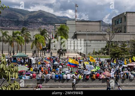 Medellin, Kolumbien. Februar 2024. Demonstranten nehmen außerhalb der Hauptquartiere der Generalstaatsanwaltschaft von Medellin an einer Demonstration Teil, bei der der Oberste Gerichtshof Kolumbiens aufgefordert wird, den neuen Generalstaatsanwalt in Medellin, Kolumbien, am 8. Februar 2024 zu wählen. Foto: Juan Jose Patino/Long Visual Press Credit: Long Visual Press/Alamy Live News Stockfoto