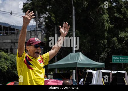 Medellin, Kolumbien. Februar 2024. Menschen nehmen an einer Demonstration Teil, bei der der Oberste Gerichtshof Kolumbiens aufgefordert wird, den neuen Generalstaatsanwalt in Medellin, Kolumbien, am 8. Februar 2024 zu wählen. Foto: Juan Jose Patino/Long Visual Press Credit: Long Visual Press/Alamy Live News Stockfoto