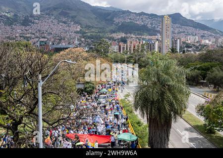 Medellin, Kolumbien. Februar 2024. Menschen nehmen an einer Demonstration Teil, bei der der Oberste Gerichtshof Kolumbiens aufgefordert wird, den neuen Generalstaatsanwalt in Medellin, Kolumbien, am 8. Februar 2024 zu wählen. Foto: Juan Jose Patino/Long Visual Press Credit: Long Visual Press/Alamy Live News Stockfoto