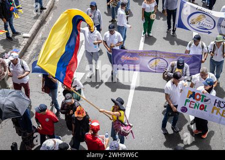 Medellin, Kolumbien. Februar 2024. Menschen nehmen an einer Demonstration Teil, bei der der Oberste Gerichtshof Kolumbiens aufgefordert wird, den neuen Generalstaatsanwalt in Medellin, Kolumbien, am 8. Februar 2024 zu wählen. Foto: Juan Jose Patino/Long Visual Press Credit: Long Visual Press/Alamy Live News Stockfoto