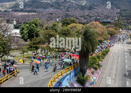 Medellin, Kolumbien. Februar 2024. Menschen nehmen an einer Demonstration Teil, bei der der Oberste Gerichtshof Kolumbiens aufgefordert wird, den neuen Generalstaatsanwalt in Medellin, Kolumbien, am 8. Februar 2024 zu wählen. Foto: Juan Jose Patino/Long Visual Press Credit: Long Visual Press/Alamy Live News Stockfoto