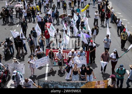 Medellin, Kolumbien. Februar 2024. Menschen nehmen an einer Demonstration Teil, bei der der Oberste Gerichtshof Kolumbiens aufgefordert wird, den neuen Generalstaatsanwalt in Medellin, Kolumbien, am 8. Februar 2024 zu wählen. Foto: Juan Jose Patino/Long Visual Press Credit: Long Visual Press/Alamy Live News Stockfoto