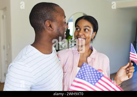 Junger afroamerikanischer Mann und rassistische Frau zu Hause Stockfoto