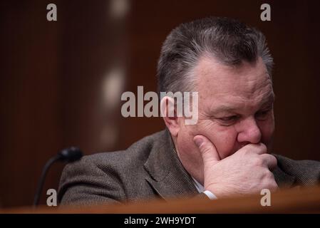 Washington, Usa. Februar 2024. US-Senator Jon Tester (Demokrat von Montana) bei einem Senat Banking, Housing, und die Anhörung des Urban Affairs Committee zur Prüfung des Jahresberichts des Financial Stability Oversight Council an den Kongress mit der US-Finanzministerin Janet Yellen im Bürogebäude des Dirksen Senats in Washington, DC, USA am Donnerstag, den 8. Februar 2024. Foto: Annabelle Gordon/CNP/ABACAPRESS.COM Credit: Abaca Press/Alamy Live News Stockfoto