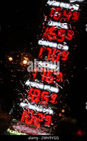 Erfurt, Deutschland. Februar 2024. Die Preistafel einer Tankstelle ist durch das regengetränkte Autofenster zu sehen. Das Wetter bleibt tagsüber regnerisch und windig. Quelle: Martin Schutt/dpa/Alamy Live News Stockfoto