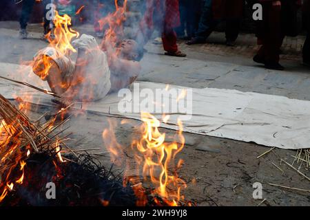 Bhaktapur, Nepal. Februar 2024. Ein Gläubiger rollt durch die antike Stadt, um Gebete und Rituale als eine Form der Reinigung zu verrichten und um Segen von Lord Madhav Narayan während des Madhav Narayan Festivals in Bhaktapur zu erbitten. (Foto: Skanda Gautam/SOPA Images/SIPA USA) Credit: SIPA USA/Alamy Live News Stockfoto