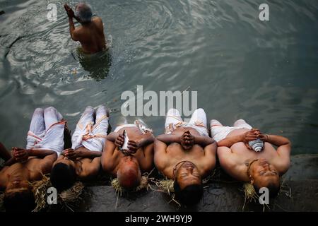 Bhaktapur, Nepal. Februar 2024. Die Gläubigen tauchen in das heilige Wasser des Hanumante River ein, um Gebete und Rituale als eine Form der Reinigung zu verrichten und um Segen von Lord Madhav Narayan während des Madhav Narayan Festivals in Bhaktapur zu erbitten. (Foto: Skanda Gautam/SOPA Images/SIPA USA) Credit: SIPA USA/Alamy Live News Stockfoto