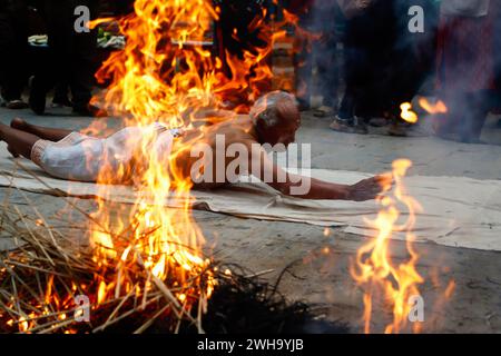 Bhaktapur, Nepal. Februar 2024. Gläubige Rollen auf dem Boden, während sie Gebete und Rituale als eine Form der Reinigung anbieten und um Segen von Lord Madhav Narayan während des Madhav Narayan Festivals in Bhaktapur bitten. (Foto: Skanda Gautam/SOPA Images/SIPA USA) Credit: SIPA USA/Alamy Live News Stockfoto