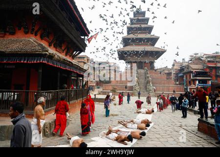 Bhaktapur, Nepal. Februar 2024. Gläubige Rollen auf dem Boden, während sie Gebete und Rituale als eine Form der Reinigung anbieten und um Segen von Lord Madhav Narayan während des Madhav Narayan Festivals in Bhaktapur bitten. (Foto: Skanda Gautam/SOPA Images/SIPA USA) Credit: SIPA USA/Alamy Live News Stockfoto