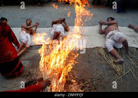 Bhaktapur, Nepal. Februar 2024. Gläubige Rollen rund zwei Kilometer entlang der antiken Stadt, wo sie Gebete und Rituale als eine Form der Reinigung anbieten und während des Madhav Narayan Festivals in Bhaktapur Segen von Lord Madhav Narayan erbitten. (Foto: Skanda Gautam/SOPA Images/SIPA USA) Credit: SIPA USA/Alamy Live News Stockfoto