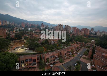 Blick aus der Vogelperspektive auf Gebäude und Berge vom Nutibara-Hügel in Medellin bei Nacht, einer der wichtigsten Städte Kolumbiens in Südamerika Stockfoto