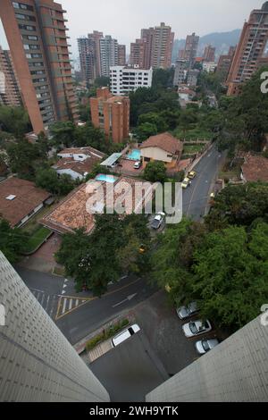 Blick aus der Vogelperspektive auf Gebäude und Berge vom Nutibara-Hügel in Medellin bei Nacht, einer der wichtigsten Städte Kolumbiens in Südamerika Stockfoto