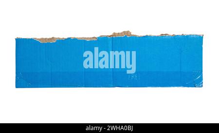 Gerissenes langes blaues Papppapier auf weißem Hintergrund mit Beschneidungspfad Stockfoto