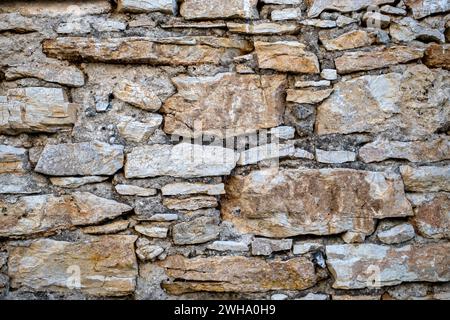 Die Steinmauern in einem armen Dorf in der Türkei. Stockfoto