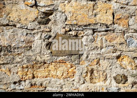 Die Steinmauern in einem armen Dorf in der Türkei. Stockfoto