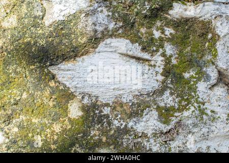 Die Steinmauern in einem armen Dorf in der Türkei. Stockfoto
