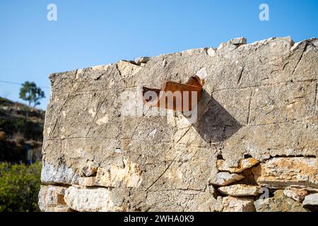 Die Steinmauern in einem armen Dorf in der Türkei. Stockfoto