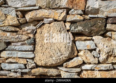 Die Steinmauern in einem armen Dorf in der Türkei. Stockfoto