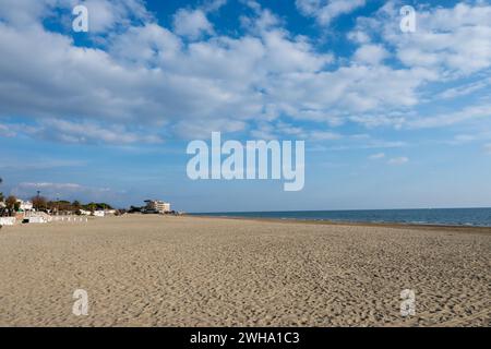 Blick auf den Sandstrand von Terracina, Tyrrhenische Meeresbucht, alte italienische Stadt in der Provinz Latina im Winter, Italien Stockfoto