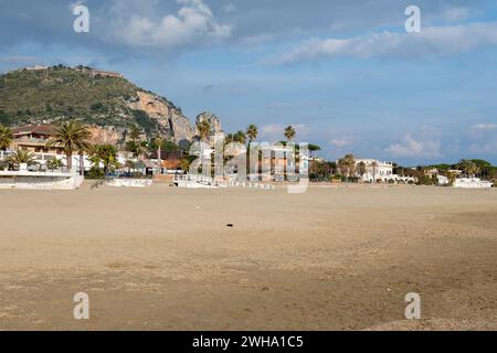 Blick auf den Sandstrand von Terracina, Tyrrhenische Meeresbucht, alte italienische Stadt in der Provinz Latina im Winter, Italien Stockfoto