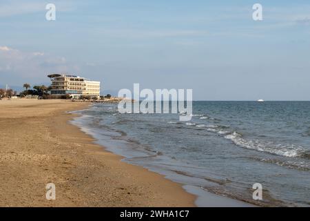 Blick auf den Sandstrand von Terracina, Tyrrhenische Meeresbucht, alte italienische Stadt in der Provinz Latina im Winter, Italien Stockfoto