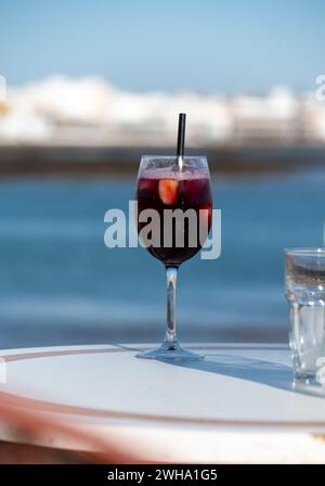Ein Glas kalter Sangria-süßer Wein mit Orange im Strandcafé Corralejo, Fuerteventura, Spanien Stockfoto