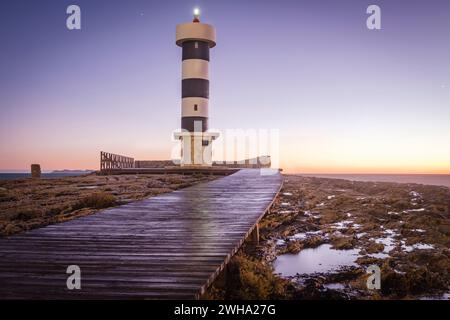 Starke Wellen auf dem Leuchtturm von Puntassa in Colònia de Sant Jordi, Sses Salines, Mallorca, Balearen, Spanien Stockfoto