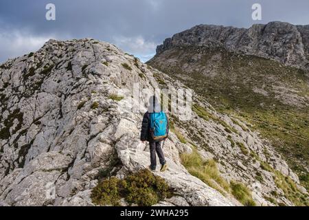 Einsamer Junge auf dem Kamm, Aufstieg nach Serra des Teixos, Escorca, Mallorca, Balearen, Spanien Stockfoto