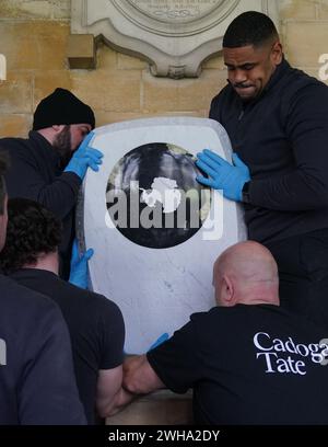 Die Arbeiter legten den Gedenkstein für Sir Ernest Shackleton im südlichen Kreuzgang der Westminster Abbey in London in der Nähe der Gedenkstätten für die Pioniere Captain James Cook, Sir Francis Chichester und Sir Francis Drake vor einer Einweihungszeremonie am 15. Februar an. Das Denkmal wurde vom Bildhauer will Davies geschaffen, der Steine wie grünen Connemara-Marmor und Kilkenny-Kalkstein einarbeitete, um Shackletons irisches Erbe zu widerspiegeln. Es ist mit den Namen von Shackletons Expeditionsschiffen und seinem Familienmotto Fortitudine vincimus (durch Ausdauer erobern wir) beschriftet. Bilddatum: Th Stockfoto