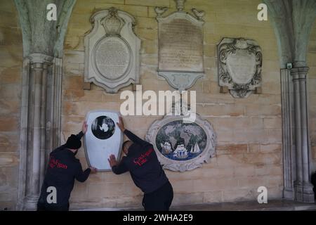 Die Arbeiter legten den Gedenkstein für Sir Ernest Shackleton im südlichen Kreuzgang der Westminster Abbey in London in der Nähe der Gedenkstätten für die Pioniere Captain James Cook, Sir Francis Chichester und Sir Francis Drake vor einer Einweihungszeremonie am 15. Februar an. Das Denkmal wurde vom Bildhauer will Davies geschaffen, der Steine wie grünen Connemara-Marmor und Kilkenny-Kalkstein einarbeitete, um Shackletons irisches Erbe zu widerspiegeln. Es ist mit den Namen von Shackletons Expeditionsschiffen und seinem Familienmotto Fortitudine vincimus (durch Ausdauer erobern wir) beschriftet. Bilddatum: Th Stockfoto