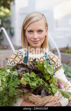 Gartenarbeit, Gemüse und Porträt einer Frau mit Pflanzen für Landschaftsgestaltung, Blumenpflanzung und Wachstum. Landwirtschaft, Natur und Gesicht des Menschen im Freien Stockfoto
