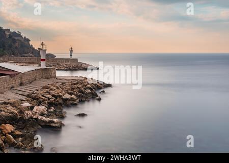 Eingang zum Yachthafen in der Altstadt von Antalya, fotografiert bei Sonnenaufgang mit Langzeitbelichtungstechnik Stockfoto