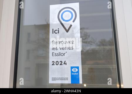 Bordeaux , Frankreich - 02 05 2024 : essilor 2024 Korrekturlinsen Logo Markenshop und Textzeichen des französischen Geschäfts von Optician medizinische Brillen Stockfoto