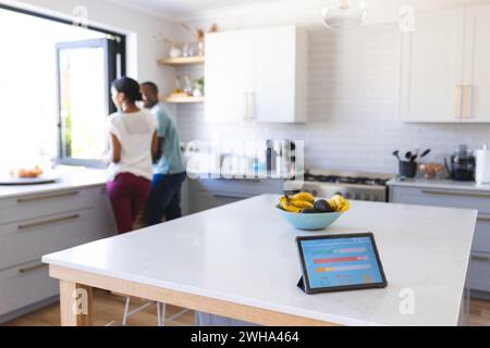 Eine junge Frau und ein Afroamerikaner in einer modernen Küche Stockfoto
