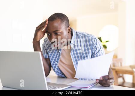 Besorgter Afroamerikaner im Home Office Stockfoto
