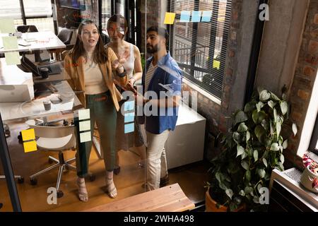 Gelegenheitsbetrieb vielfältiges Team Brainstorming in einem modernen Büro Stockfoto
