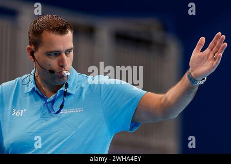 Doha, Katar. Februar 2024. DOHA, KATAR - 9. FEBRUAR: Schiedsrichter Michiel Zwart aus den Niederlanden beim Wasserpolo-Spiel zwischen Montenegro und Japan bei der Doha Aquatics World Championships 2024 im Aspire Dome am 9. Februar 2024 in Doha, Katar. (Foto: MTB-Photo/BSR Agency) Credit: BSR Agency/Alamy Live News Stockfoto