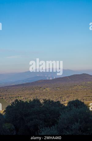 Windturbinen vom Kloster Palancar, Pedroso de Acim, Caceres, Spanien. Industrialisierung des Landwirtschaftskonzepts Stockfoto