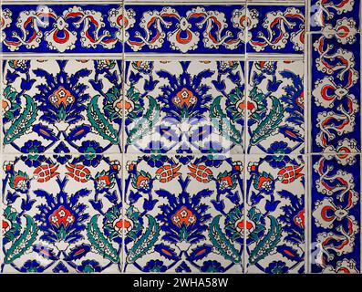 Verzierte blaue und rote handgefertigte türkische Iznik Mosaikfliesen mit floralen islamischen Mustern in einem traditionellen osmanischen Stil in Istanbul, Türkei Stockfoto