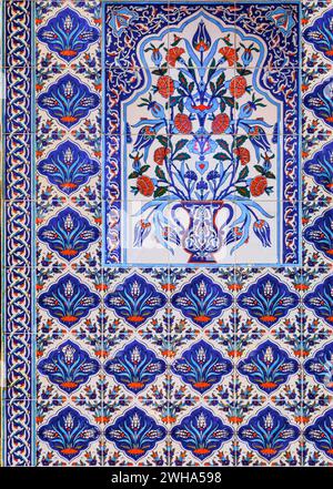 Verzierte blaue und rote handgefertigte türkische Iznik Mosaikfliesen mit floralen islamischen Mustern in einem traditionellen osmanischen Stil in Istanbul, Türkei Stockfoto