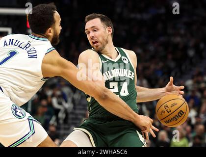 Milwaukee, USA. Februar 2024. Kyle Anderson aus Minnesota Timberwolves (L) schlägt den Ball von Pat Connaughton aus Milwaukee Bucks ab, während der NBA-Saison zwischen den Minnesota Timberwolves und den Milwaukee Bucks am 8. Februar 2024 in Chicago, USA. Quelle: Joel Lerner/Xinhua/Alamy Live News Stockfoto