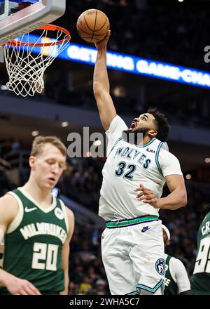 Milwaukee, USA. Februar 2024. Karl-Anthony Towns (R) aus Minnesota Timberwolves dunks während des regulären NBA-Saisonspiels zwischen den Minnesota Timberwolves und den Milwaukee Bucks in Chicago, USA, 8. Februar 2024. Quelle: Joel Lerner/Xinhua/Alamy Live News Stockfoto