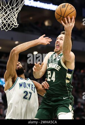 Milwaukee, USA. Februar 2024. Pat Connaughton (R) von Milwaukee Bucks fährt während des regulären NBA-Saisonspiels zwischen den Minnesota Timberwolves und den Milwaukee Bucks in Chicago, USA, am 8. Februar 2024 in den Korb. Quelle: Joel Lerner/Xinhua/Alamy Live News Stockfoto