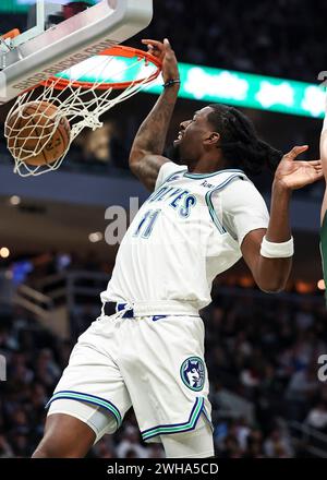 Milwaukee, USA. Februar 2024. Naz Reid aus Minnesota Timberwolves dunks während des NBA-Spiels zwischen den Minnesota Timberwolves und den Milwaukee Bucks in Chicago, USA, 8. Februar 2024. Quelle: Joel Lerner/Xinhua/Alamy Live News Stockfoto